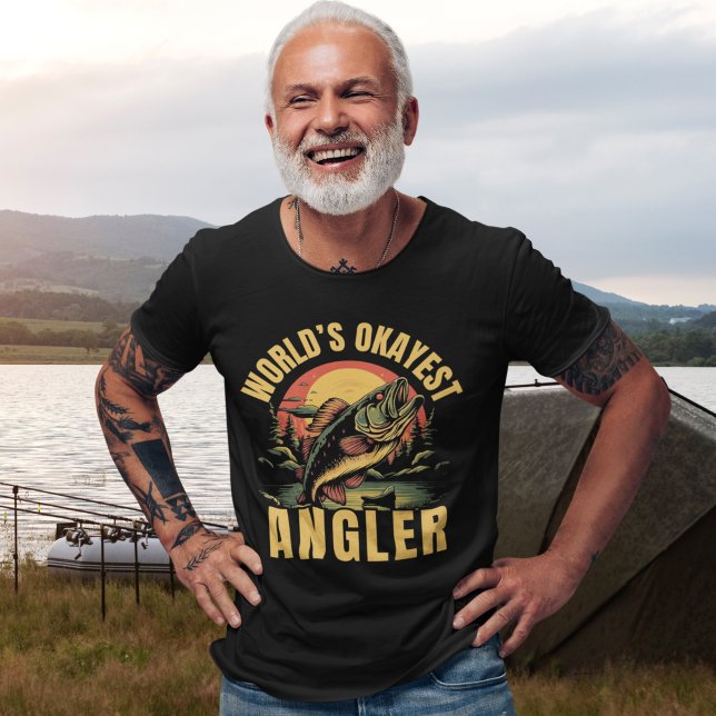 Camiseta World's Okayest Angler - Funny Fishing Gift  (Subido por el creador)