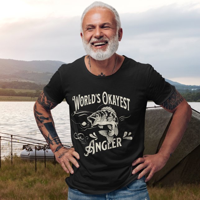 Camiseta World's Okayest Angler - Funny Fishing Gift  (Subido por el creador)