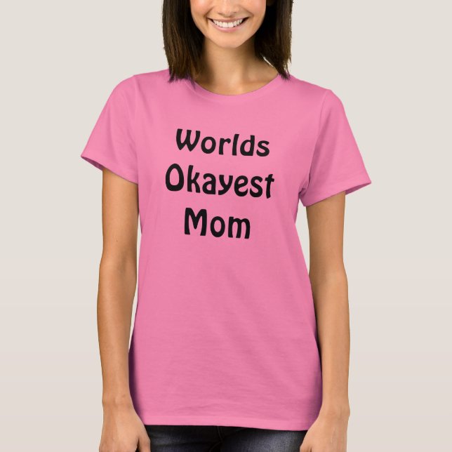 Camiseta Worlds Okayest Mom (Anverso)