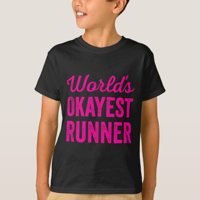 Camiseta Worlds Okayest Runner Funny Sarcastic Running Srts (Anverso)