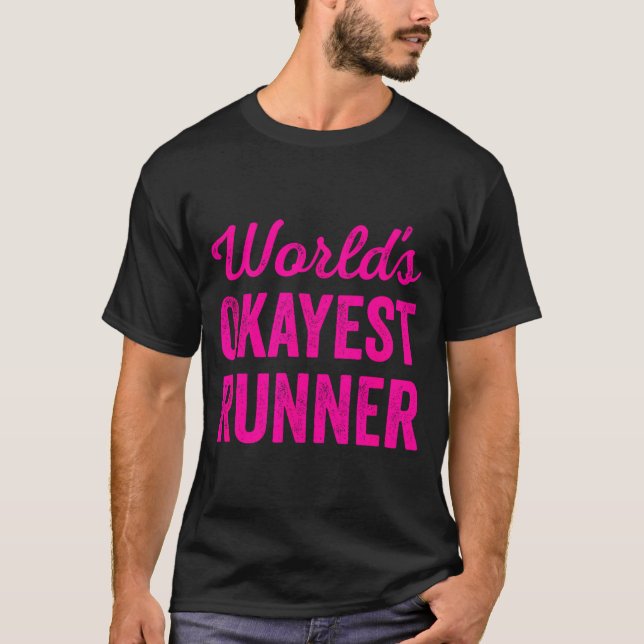 Camiseta Worlds Okayest Runner Funny Sarcastic Running Srts (Anverso)