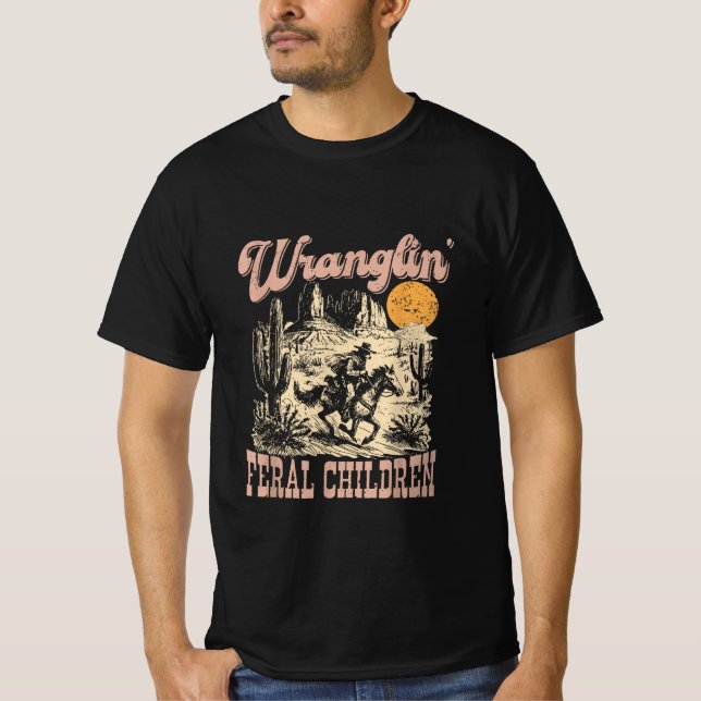 Camiseta Wranglin My Feral Grandchildren Cowboy Racccoon  (Anverso)