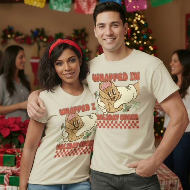 Camiseta Wrapped in Holiday Cheer Mexican Christmas Tamal (Wrapped in Holiday Cheer Mexican Christmas Tamal T-Shirt.)