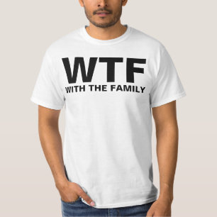 Camiseta WTF: Con la familia (texto negro)