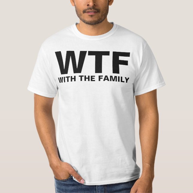 Camiseta WTF: Con la familia (texto negro) (Anverso)