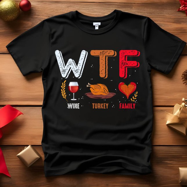 Camiseta WTF - Día de Acción de Gracias de la Familia Wine  (WTF FUNNY THANKSGIVING OUTFIT FRIENDSGIVING DINNER WINE TURKEY FAMILY)
