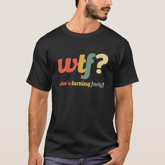 Camiseta WTF que cumple cuarenta y cuarenta años es gracios (Anverso)