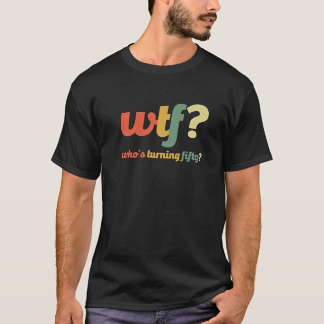 Camiseta WTF quién cumple cincuenta y cincuenta años es gra (Anverso)
