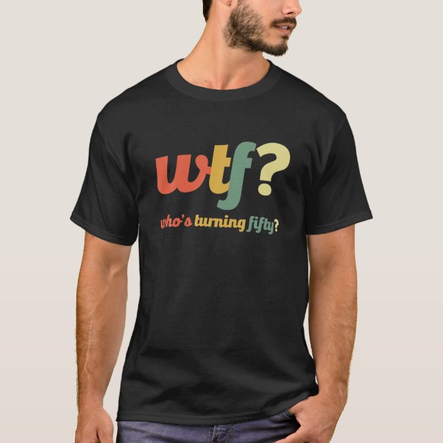 Camiseta WTF quién cumple cincuenta y cincuenta años es gra (Anverso)