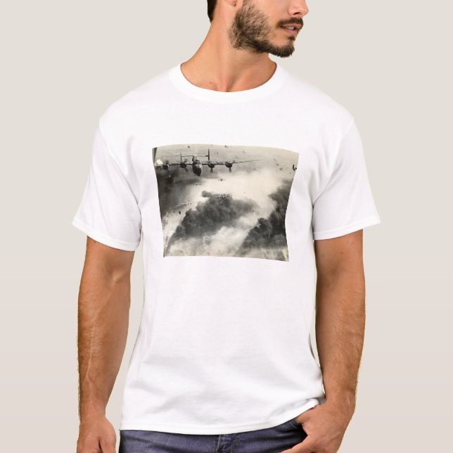 Camiseta WWII B-24s sobre los campos petrolíferos de (Anverso)