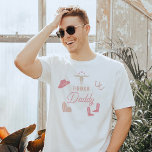 Camiseta WYNONA Rubor Pink Cowgirl Rodeo Daddy<br><div class="desc">Esta camiseta presenta gráficos de vaquera rosa y muy adorables y las palabras "papi rodeo" en una dulce combinación de letras rodeo. Esta camisa de papá es el regalo perfecto para tu padre esperado favorito o funciona como una gran idea de invitación de embarazo. También funciona a la perfección con...</div>