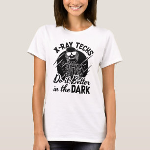 Camiseta X-Ray Techs Do It Better In The Dark Radiology