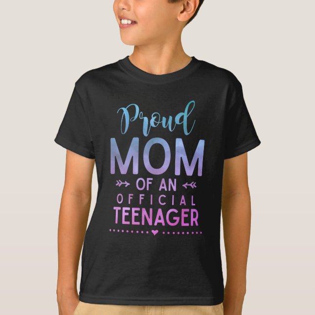 Camiseta XIII. Madre orgullosa de adolescente oficial (Anverso)