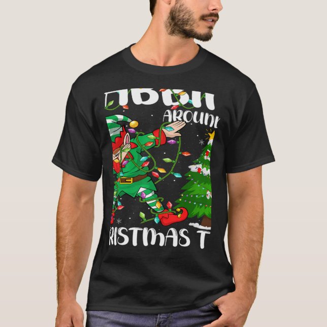 Camiseta Xmas Lighting Elf Dabbing Around The Christmas Tre (Anverso)
