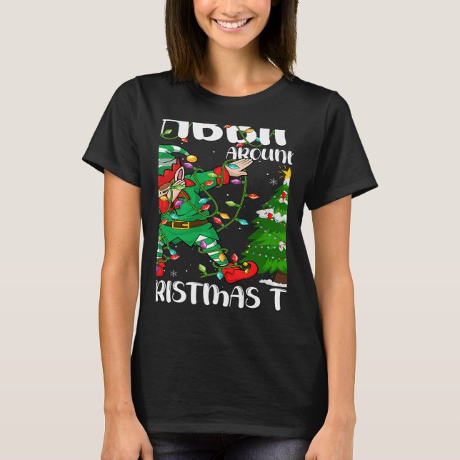 Camiseta Xmas Lighting Elf Dabbing Around The Christmas Tre (Anverso)