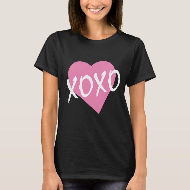 Camiseta XOXO: Besos de abrazos negros en el corazón rosado (Anverso)