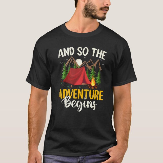 Camiseta Y Así La Aventura Empieza A Camping (Anverso)