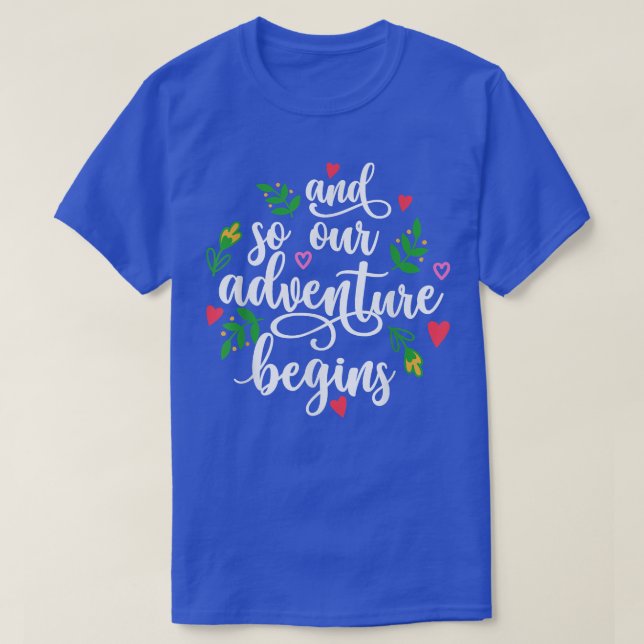 Camiseta Y Así Nuestra Aventura Comienza Boda (Diseño del anverso)