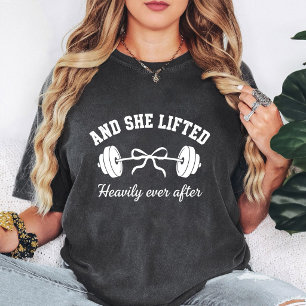 Camiseta Y Ella Levantó Pesadamente Después Barra