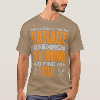 Camiseta Y en el trabajador del garaje mecánico cuidador té