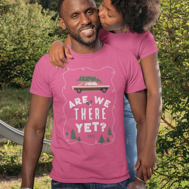 Camiseta ¿Ya Estamos Ahí? Navidades de autos retro rosado d (Are We There Yet? Vintage Pink Retro Car Christmas T-Shirt)