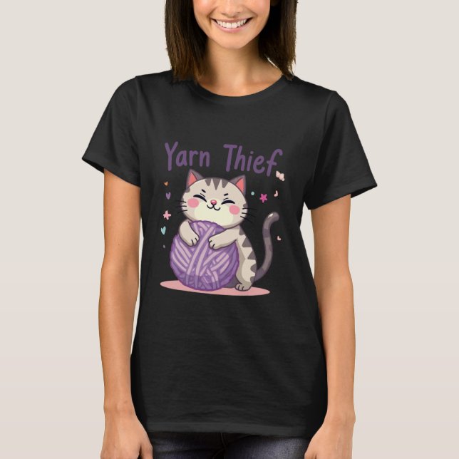 Camiseta Yarn Thief Cute Crocheting Cat for Fiber Artists (Anverso)