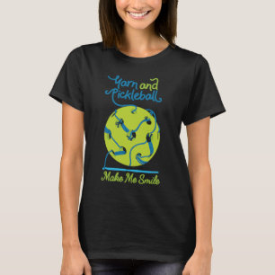 Camiseta Yarn y Pickleball me hacen sonreír pelota de futbo