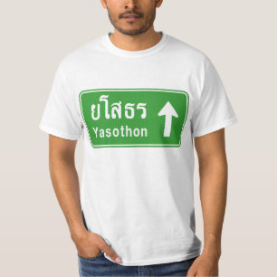 Camiseta Yasothon por delante del Rótulo de tráfico por car