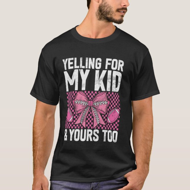 Camiseta Yelling for My Kid & Yours Too Football Mom (Anverso)