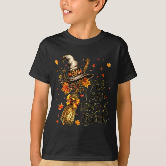 Camiseta Yes I Can Drive A Stick Fall Halloween Soky Witch  (Anverso)