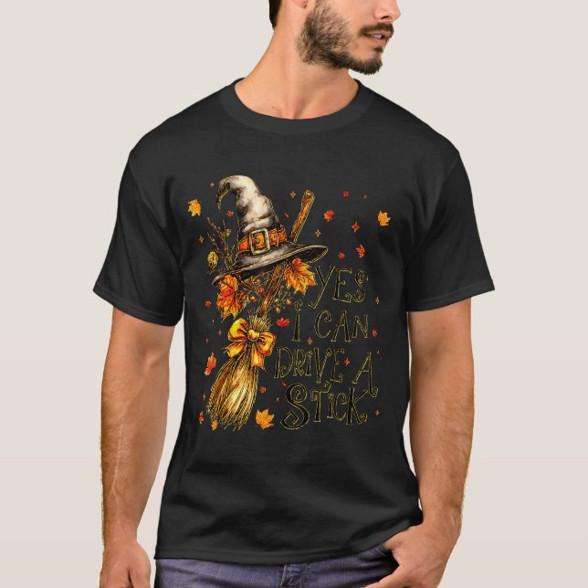 Camiseta Yes I Can Drive A Stick Fall Halloween Soky Witch  (Anverso)