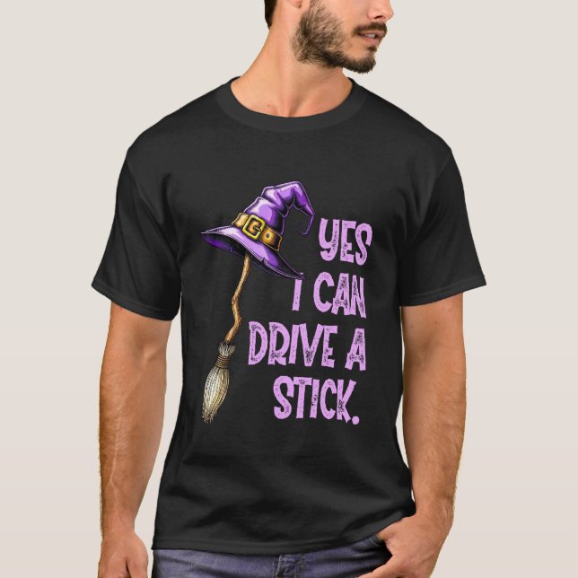 Camiseta Yes I Can Drive A Stick Funny Witch Hat Halloween  (Anverso)