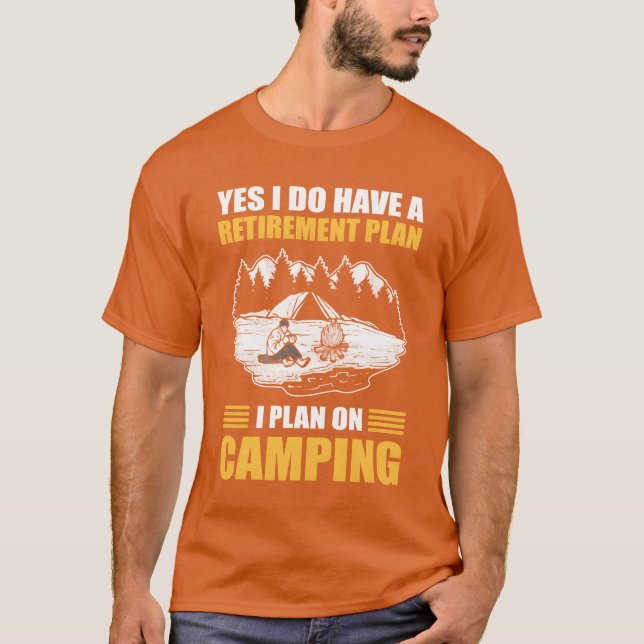 Camiseta Yes I Do Have A Retirement Plan I Plan On Camping  (Anverso)