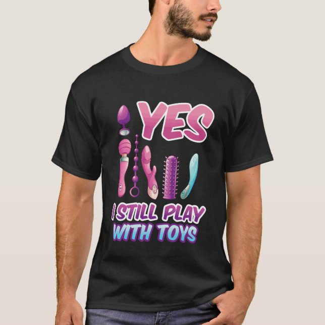 Camiseta Yes I Still Play with Toys Adult Raunchy Naughty H (Anverso)