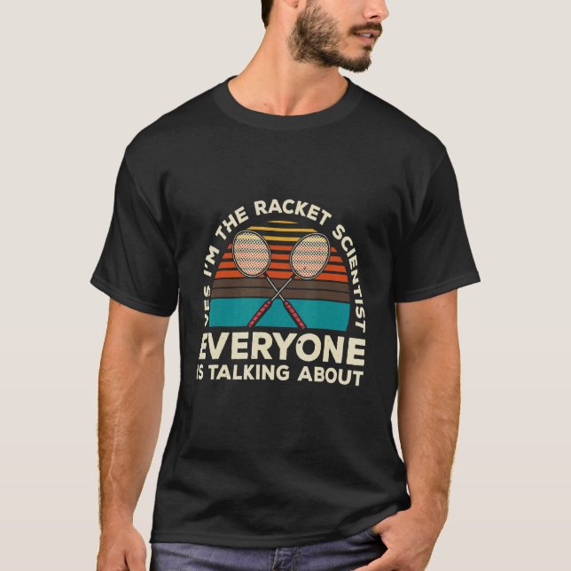 Camiseta Yes Im The Racket Scientist Everyone Is Talking Ab (Anverso)