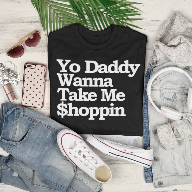 Camiseta Yo Daddy quiere llevarme un bebé de azúcar (Yo Daddy Wanna Take Me $hoppin Sugar Baby T-Shirt)