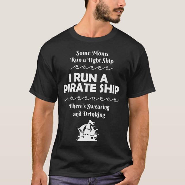 Camiseta Yo manejo un barco pirata bebiendo insulto a mamá  (Anverso)