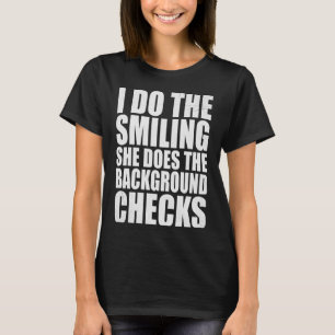 Camiseta Yo Sonrío, Ella Hace Las Verificaciones De Anteced