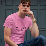 Camiseta Yo Uso Rosa | Compatibilidad con el cáncer de nomb<br><div class="desc">Sencillo y elegante "yo uso camiseta rosa" de nombre personalizado para hombres en la moderna tipografía minimalista que puede ser fácilmente personalizada para el apoyo de su ser querido con cáncer. Puedes personalizar el texto "para mi hermana" para reemplazarlo con mamá, abuela, tía, primo, amigo, papá, hermano, etc o el...</div>