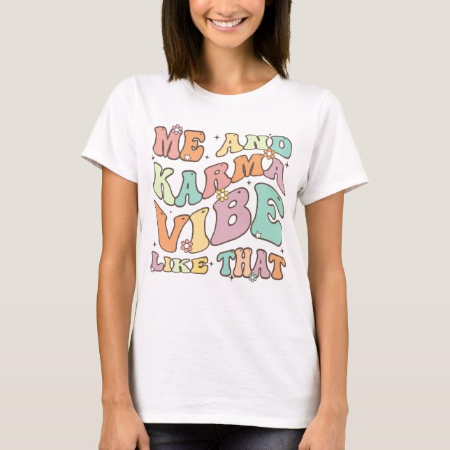 Camiseta yo y el karma vibramos así (Anverso)