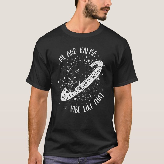 Camiseta Yo y Karma Vibe Como Ese Gato (Anverso)