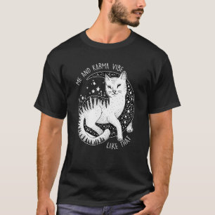 Camiseta Yo y Karma vibramos como ese gato perezoso