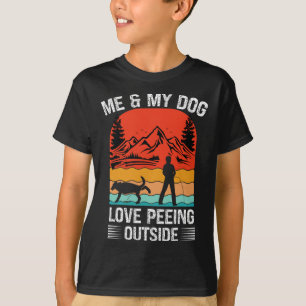 Camiseta Yo y mi perro - Me encanta orinar fuera puesta de