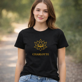 Camiseta Yoga flor de loto dorada nombre negro