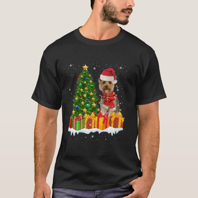Camiseta Yorkie Dog Lighting Xmas Tree Santa Hat Yorkie Chr (Anverso)