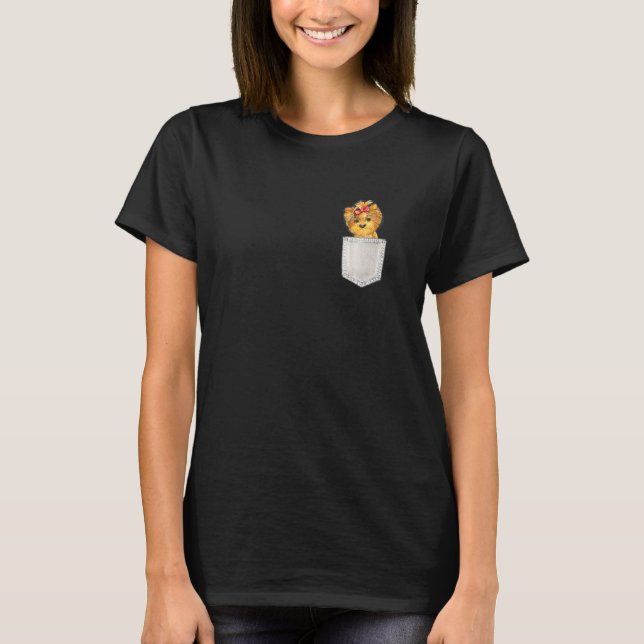 Camiseta Yorkshire Terrier En Un Bolsillo Perteneciente A P (Anverso)