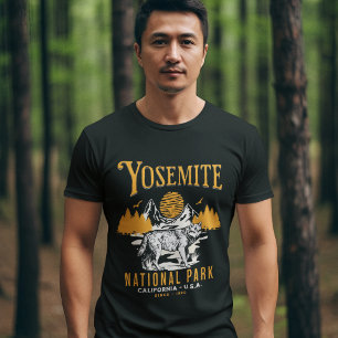 Camiseta Yosemite Forest Landscape with Vintage Wolf