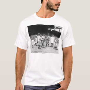 Camiseta Young Boys y chicas en el campo de béisbol