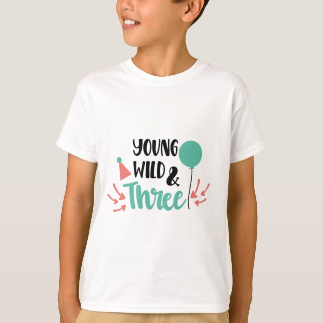 Camiseta Young, Wild & Three – Cute 3rd Birthday Design (Anverso)