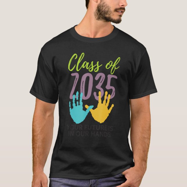 Camiseta Your Future Is In Our Hands Class Of 2035 Kinderga (Anverso)
